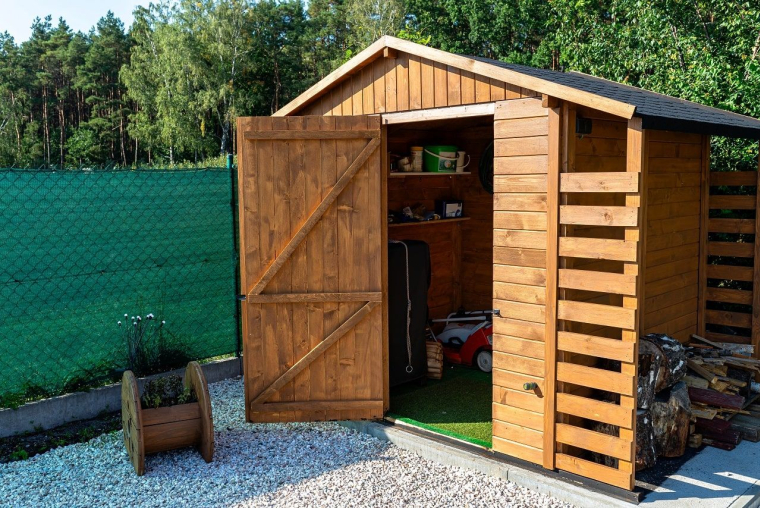 Des règles strictes encadrent l'installation d'un abri de jardin (Crédits photo : Adobe Stock - )