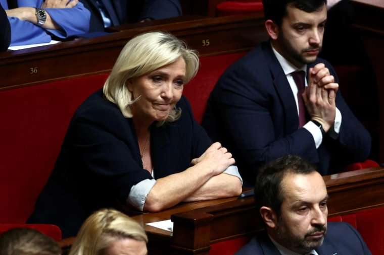 La présidente du groupe RN à l'Assemblée Marine Le Pen, avec les députés Jean-Philippe Tanguy (à droite) et Sébastien Chenu (en bas) ( AFP / Anne-Christine POUJOULAT )