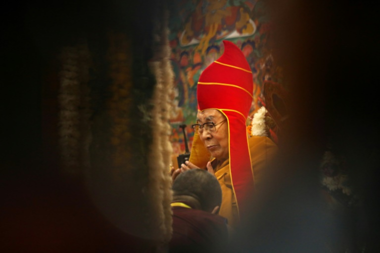 Le Dalaï Lama, chef spirituel de la communauté tibétaine, lors d'une prière aux côtés de milliers de fidèles à McLeod Ganj, dans le nord de l'Inde, le 5 juillet 2025 ( AFP / Sanjay BAID )