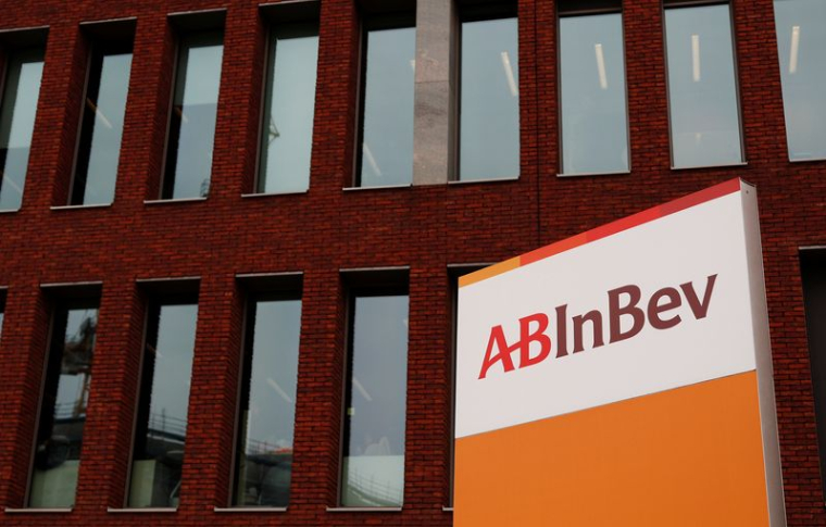 Le logo d'AB InBev est représenté à l'extérieur du siège du brasseur à Louvain