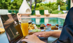 En 2022, 35 % des salariés français vont allier travail et vacances en profitant quelques jours de plus de leur lieu de villégiature. (illustration) (Engin_Akyurt / Pixabay)