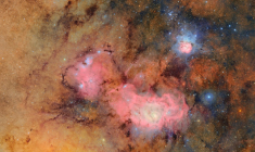 Image non datée, publiée par le NSF-DOE le 20 juin 2025, d'une combinaison de 678 prises de vues distinctes réalisées en l'espace de sept heures par l'observatoire Vera C. Rubin révélant des nuages de gaz et de poussière de la nébuleuse Trifide (en haut à droite) et de la nébuleuse de la Lagune, situées à plusieurs milliers d'années-lumière de la Terre ( NSF-DOE Vera C. Rubin Observatory / HANDOUT )