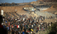 Des Palestiniens à un point de distribution d'aide mis en place par la Fondation humanitaire de Gaza (GHF) près du camp de réfugiés de Nuseirat, dans le centre de la bande de Gaza, le 25 juin 2025 ( AFP / EYAD BABA )