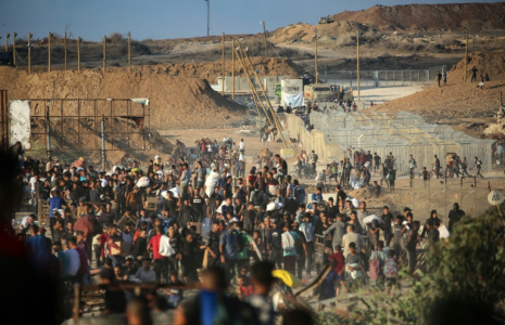 Des Palestiniens à un point de distribution d'aide mis en place par la Fondation humanitaire de Gaza (GHF) près du camp de réfugiés de Nuseirat, dans le centre de la bande de Gaza, le 25 juin 2025 ( AFP / EYAD BABA )