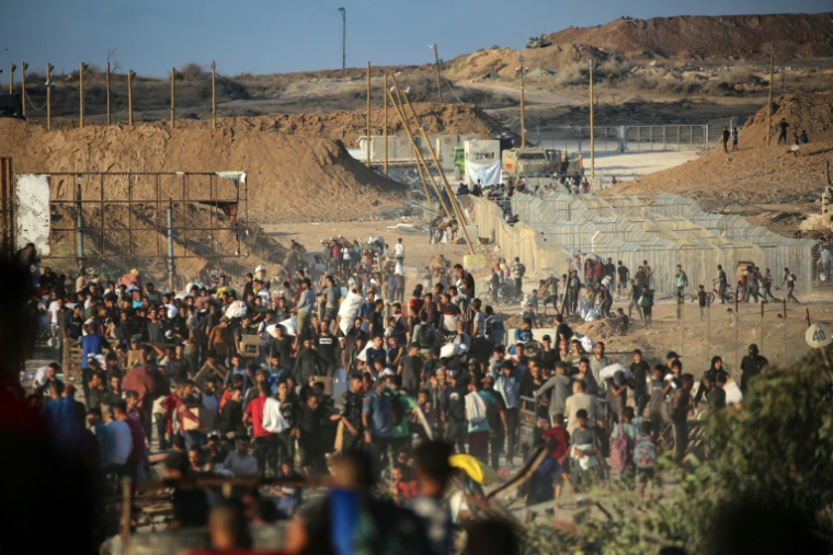 Des Palestiniens à un point de distribution d'aide mis en place par la Fondation humanitaire de Gaza (GHF) près du camp de réfugiés de Nuseirat, dans le centre de la bande de Gaza, le 25 juin 2025 ( AFP / EYAD BABA )