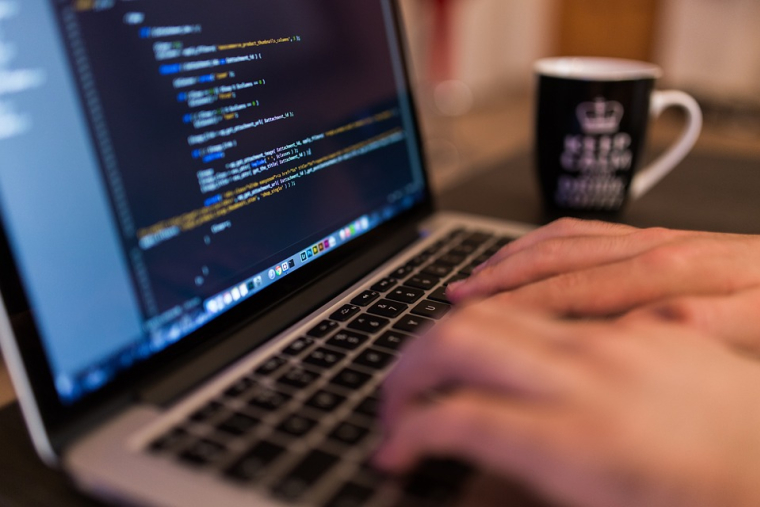Les escrocs s'inspirent de sites internet réels pour créer de fausses plateformes et arnaquer des internautes. Photo d'illustration. (FREE-PHOTOS / PIXABAY)