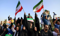 Des manifestants iraniens célèbrent le cessez-le-feu avec Israël, le 24 juin 2025 à Téhéran ( AFP / ATTA KENARE )