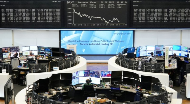 Le graphique de l'indice boursier allemand DAX est affiché à la bourse de Francfort