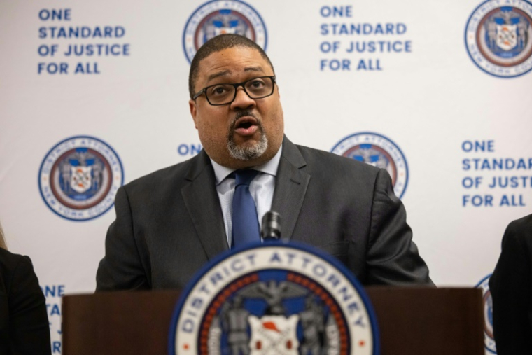 le procureur de Manhattan Alvin Bragg lors d'une conférence de presse à propos du procès pour viol et agression sexuelle de l'ancien producteur de cinéma hollywoodien Harvey Weinstein à New York, le 12 juin 2025 ( POOL / Yuki Iwamura )