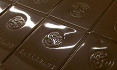 Une barre de chocolat est visible à l'usine Barry Callebaut à Lebbeke