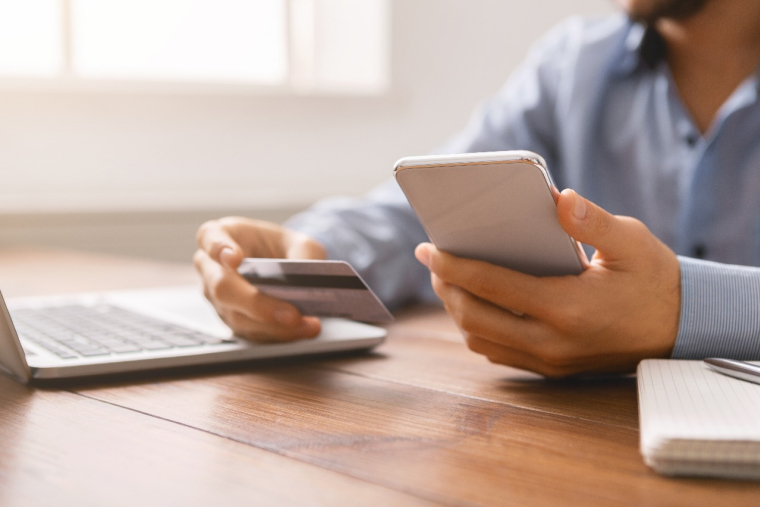 Payer ou épargner plus facilement et plus rapidement : c'est l'ambition que poursuivent les acteurs du monde bancaire (Crédit photo: © Prostock-studio - stock.adobe.com)
