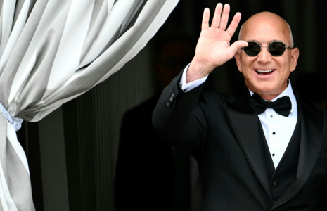 Le fondateur d'Amazon, Jeff Bezos, quitte l'hôtel Aman le jour de son mariage avec Lauren Sanchez, le 27 juin 2025 à Venise ( AFP / Stefano Rellandini )