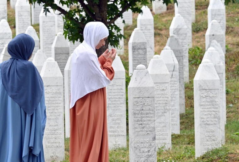 Des musulmanes bosniaques prient parmi les tombes du cimetière commémoratif de Potocari, près de Srebrenica, en Bosnie orientale, le 10 juillet 2025, à la veille du 30e anniversaire du génocide commis par les forces serbes de Bosnie ( AFP / ELVIS BARUKCIC )