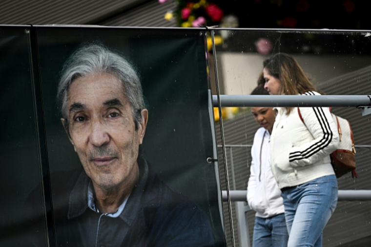 Une banderole en soutien à l'écrivain franco-algérien détenu Boualem Sansal, est affichée sur un pont à Béziers, dans le sud de la France, le 26 mars 2025 ( AFP / GABRIEL BOUYS )