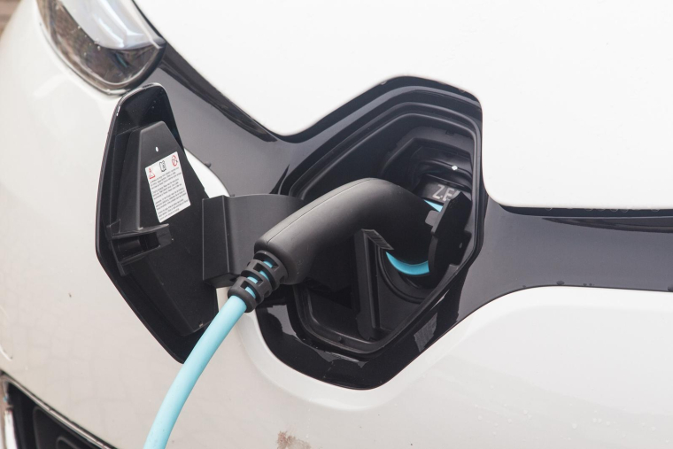En rechargeant leur véhicule après 20 h ou 21 h, les conducteurs éviteront de surcharger le réseau électrique et pourront bénéficier de tarifs plus avantageux. Illustration. (Hans Rohmann / Pixabay)