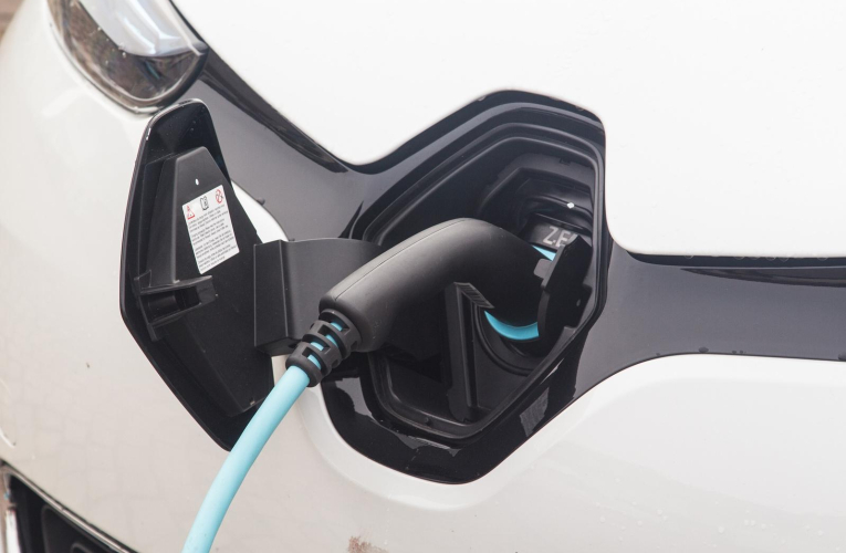 En rechargeant leur véhicule après 20 h ou 21 h, les conducteurs éviteront de surcharger le réseau électrique et pourront bénéficier de tarifs plus avantageux. Illustration. (Hans Rohmann / Pixabay)