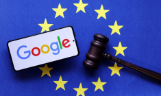 Illustration du logo de Google, le drapeau de l'UE et un marteau de juge