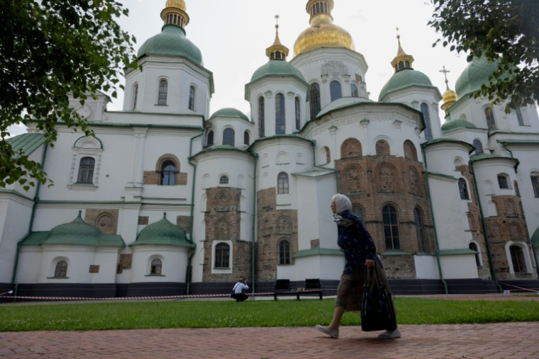 Une femme passe devant la cathédrale Sainte-Sophie de Kiev endommagée lors des récentes frappes russes, le 10 juin 2025 ( AFP / Tetiana DZHAFAROVA )