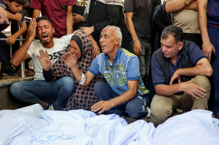 Des Palestiniens se recueillent autour des dépouilles de victimes d'une frappe aérienne sur une école, le 3 juillet 2025 dans la ville de Gaza ( AFP / Omar AL-QATTAA )