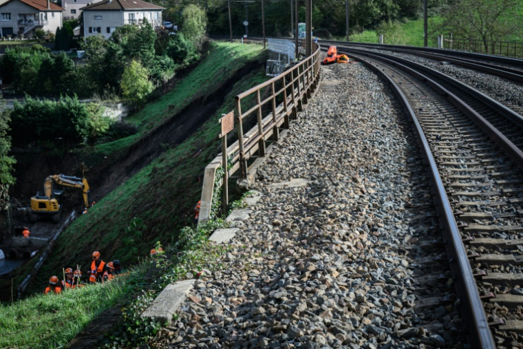 Des équipes de la SNCF réparent les dégâts causés par la tempête Leslie sur un viaduc touché par un glissement de terrain près de Saint-Chamond (Loire), le 23 octobre 2024 ( AFP / JEAN-PHILIPPE KSIAZEK )
