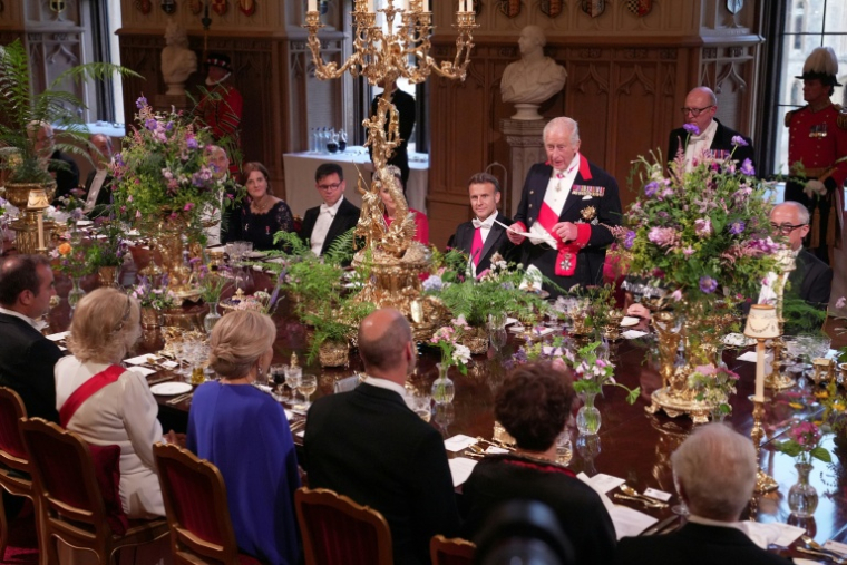 Charles III prononce un discours lors du dîner offert au château de Windsor le 8 juillet 2025, avec à sa droite le président français Emmanuel Macron ( POOL / Yui Mok )