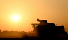 Un agriculteur dans sa moissonneuse, le 30 juin 2025 près d'Illiers-Combray, dans le centre de la France ( AFP / JEAN-FRANCOIS MONIER )