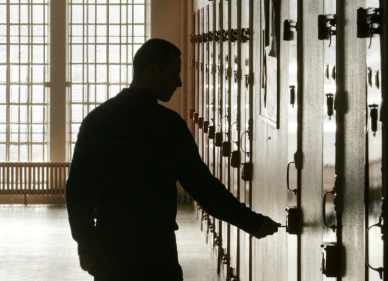 Un gardien de prison ouvre la porte d'une cellule, le 31 janvier 2006 à la centrale de Clairvaux dans l'Aude ( AFP / JACK GUEZ )