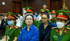 La femme d'affaires vietnamienne Truong My Lan (au centre), cerveau d'une fraude de 27 milliards de dollars, lors de son procès à Ho Chi Minh-Ville, le 25 mars 2025 ( AFP / STR )