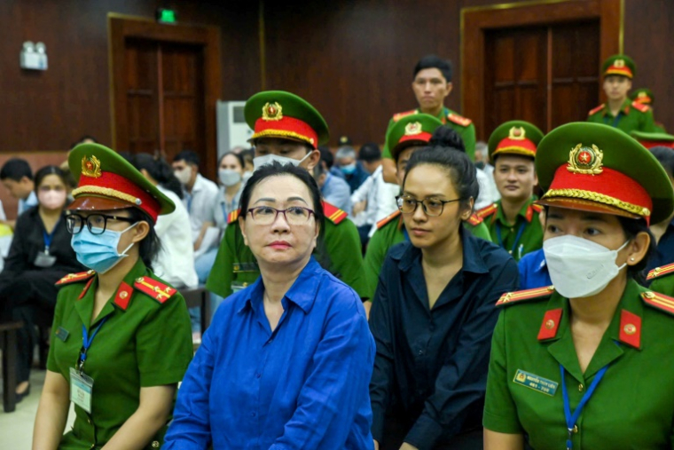 La femme d'affaires vietnamienne Truong My Lan (au centre), cerveau d'une fraude de 27 milliards de dollars, lors de son procès à Ho Chi Minh-Ville, le 25 mars 2025 ( AFP / STR )
