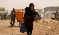 Des réfugiés afghans arrivent à la frontière entre l'Iran et l'Afghanistan, le 5 juillet 2025 ( AFP / Mohsen KARIMI )