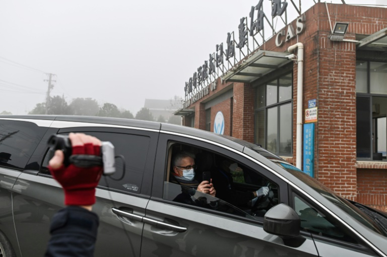Peter Ben Embarek et d'autres membres de l'équipe de l'OMS enquêtant sur les origines du Covid-19, arrivent à l'Institut de virologie de Wuhan, dans la provincedu Hubei, le 3 février 2021 en Chine ( AFP / Hector RETAMAL )