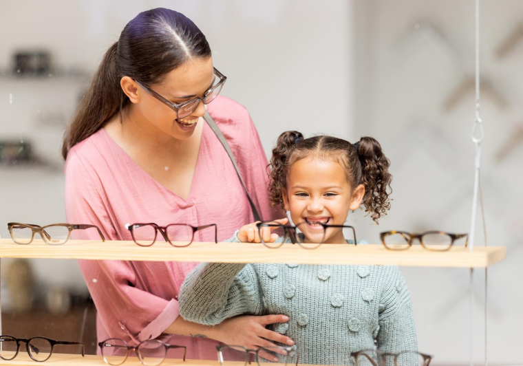 Acheter en ligne permet de réaliser des économies de l’ordre de 30 à 40 % sur le budget optique. ( crédit photo : Shutterstock )
