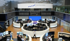 Le graphique de l'indice boursier allemand DAX est affiché à la bourse de Francfort