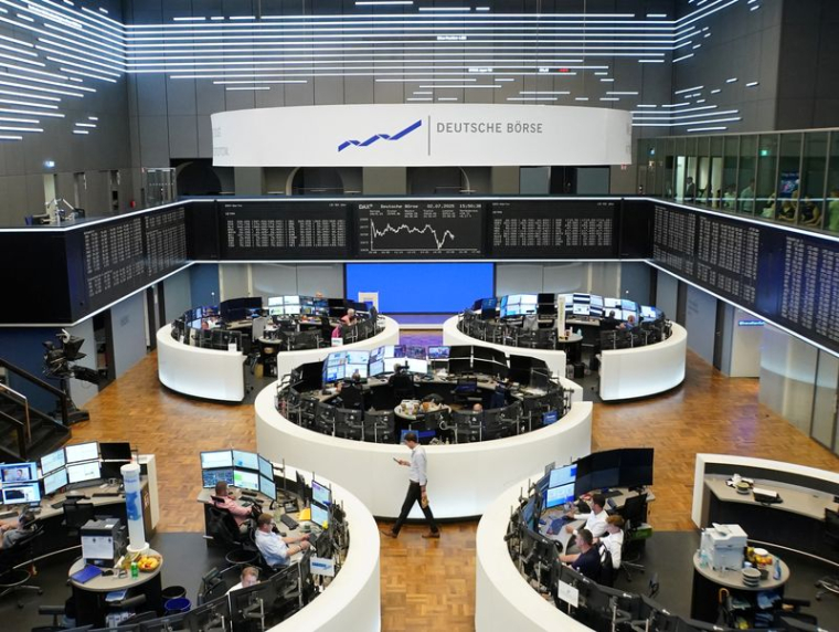 Le graphique de l'indice boursier allemand DAX est affiché à la bourse de Francfort
