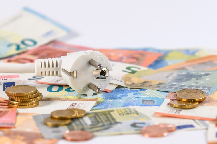 Les prix de l'électricité devraient rester stables en août prochain, voire baisser très légèrement. (illustration) (Fotoblend / Pixabay)