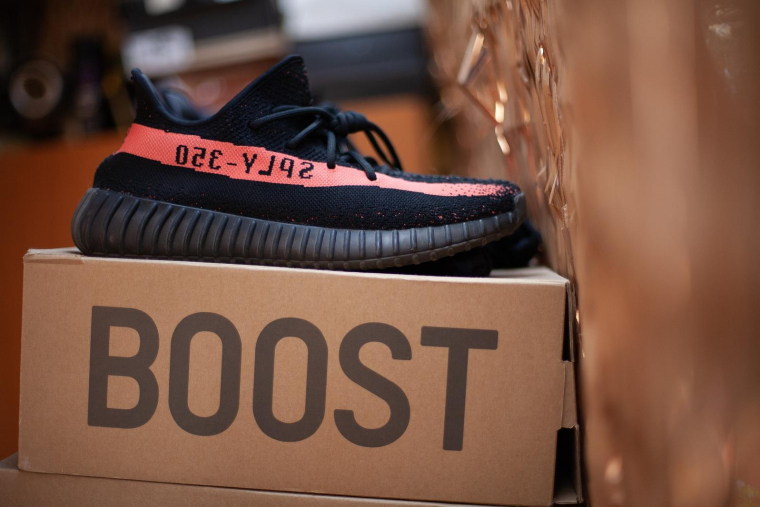 Les adidas Yeezy Boost 350 seraient les baskets les plus contrefaites au monde. (illustration) (Pixabay / andreimihaiducu)