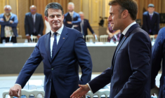Le président Emmanuel Macron (D) et le ministre des Outre-mer Manuel Valls (G)lors du sommet sur l'avenir de la Nouvelle-Calédonie, organisé à Paris le 2 juillet 2025 ( POOL / Ludovic MARIN )