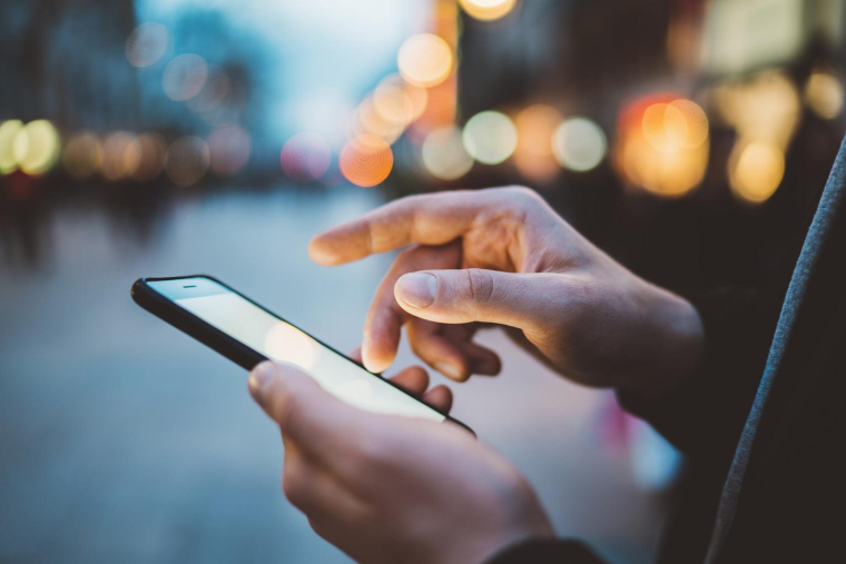 Le marché des smartphones est complètement saturé par la concurrence, les marques doivent donc rivaliser de créativité pour proposer quelque chose de neuf et se démarquer de leurs rivaux. crédit photo : Shutterstock