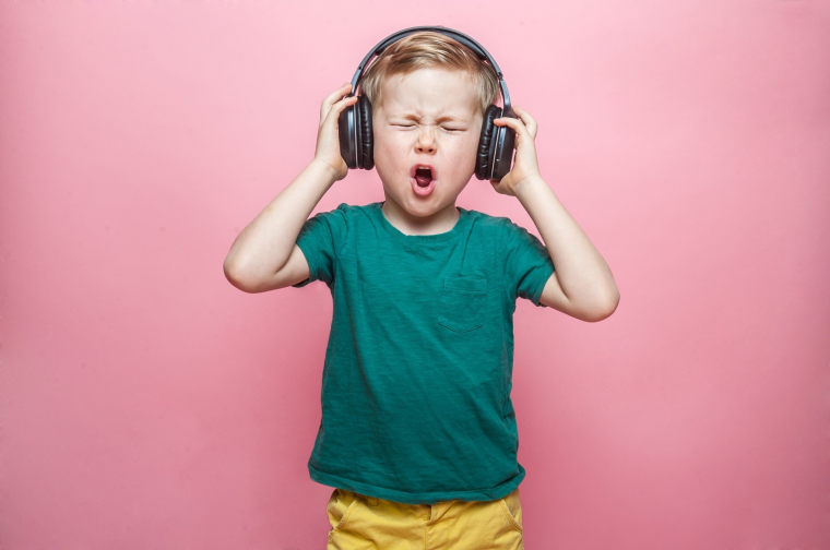 Des casques et écouteurs sans-fil pour s’isoler à la maison (Crédits photo : Shutterstock)