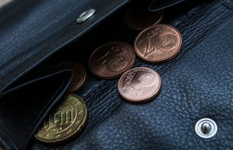 (Si les pièces de 1 ou 2 centimes d'euro venaient à disparaître, quelles seraient les conséquences sur le quotidien des Français ? Visuel Adobe Stock)