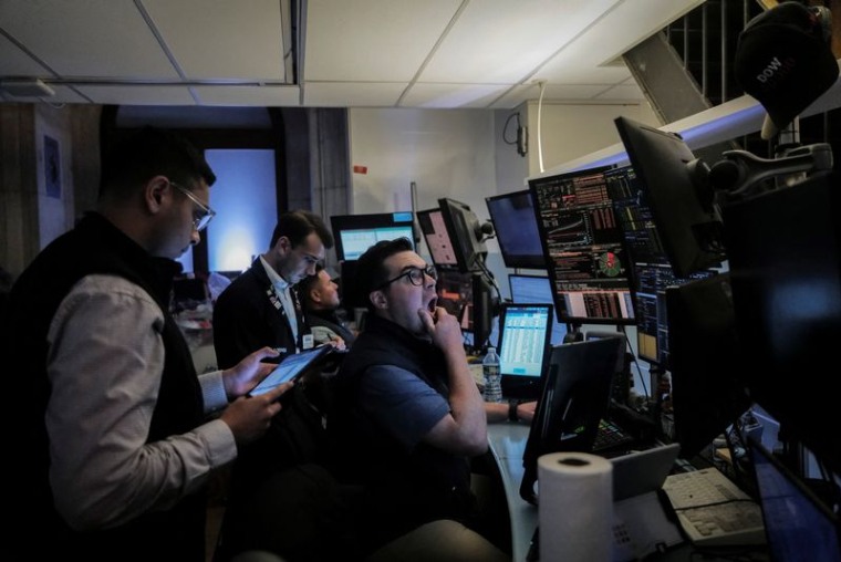 Des traders travaillent sur le parquet de la Bourse de New York