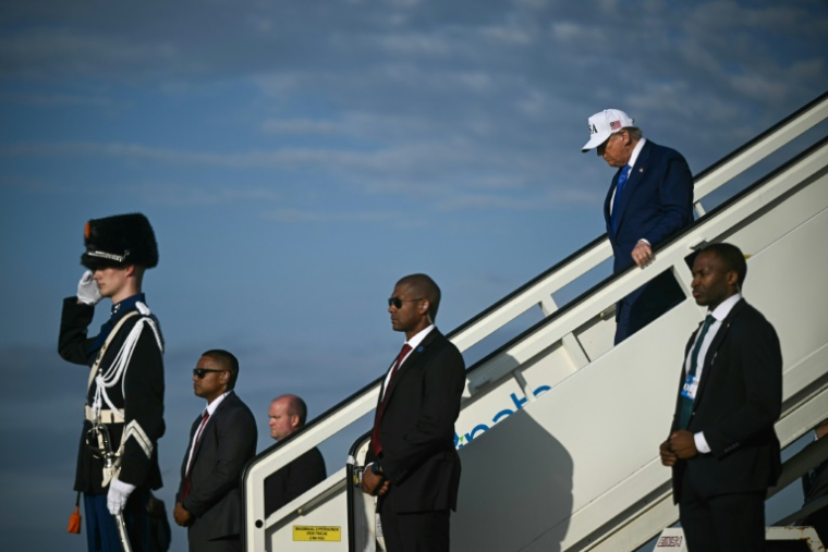 Le président américain Donald Trump débarque d'Air Force One à l'aéroport de Schiphol, le 24 juin 2025 à Amsterdam, aux Pays-Bas, pour assister au sommet de l'Otan ( AFP / Brendan SMIALOWSKI )