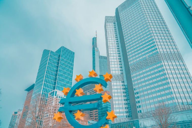 Face à la baisse du fonds euros, les fonds prudents sont-ils une solution ? (Crédits photo : Unsplash - Maryna Yazbeck )