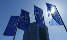 Les drapeaux de l'UE devant le siège de la BCE à Francfort