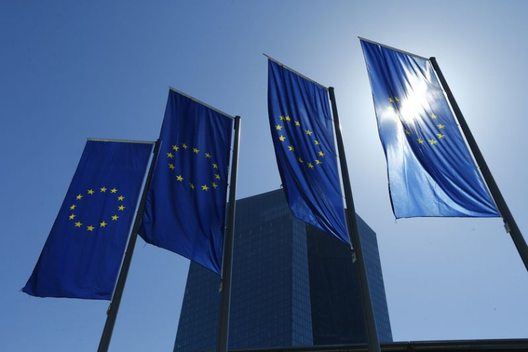 Les drapeaux de l'UE devant le siège de la BCE à Francfort