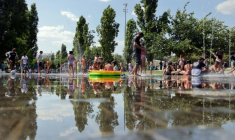 Des personnes tentent de se rafraîchir à Madrid, le 28 juin 2025, en pleine vague de chaleur  ( AFP / Thomas COEX )