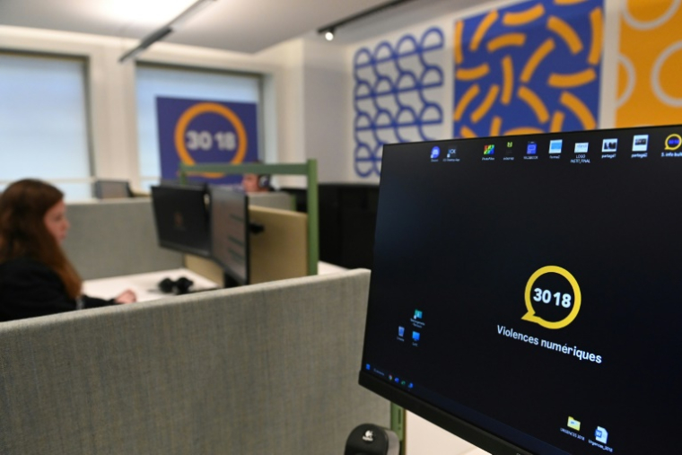 Le centre d'appel de l'association e-Enfance qui gère le numéro vert "30 18" pour protéger les mineurs des contenus sensibles sur Internet et les victimes de cyberharcèlement, le 8 février 2023 à Paris ( AFP / Alain JOCARD )