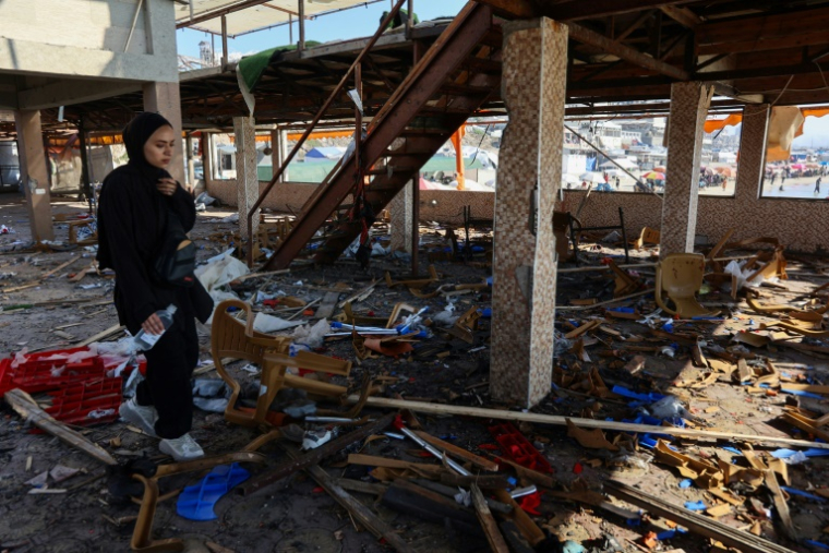Après un bombardement israélien sur un restaurant sur le front de mer de la ville de Gaza, le 30 juin 2025 ( AFP / Omar AL-QATTAA )