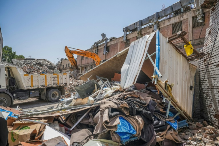 Photo obtenue auprès de l’agence de presse du pouvoir judiciaire iranien, Mizan Online, le 25 juin 2025, montrant une pelleteuse en train de déblayer les gravats devant le complexe pénitentiaire d’Evine, à Téhéran, touché il y a quelques jours par une frappe israélienne ( mizanonline / Mostafa Roudaki )