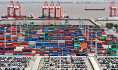 Des véhicules électriques destinés à l'exportation dans un port de Shanghai